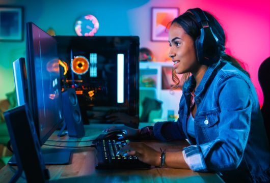 Woman playing Black Desert on a gaming PC